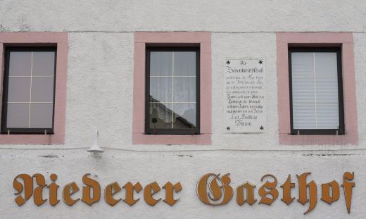 Niederer Gasthof Reichstädt mit Inschrifttafel