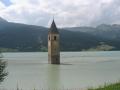 Der Kirchturm im Reschensee . Vinschgau in Südtirol 1