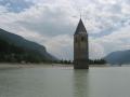 Der Kirchturm im Reschensee . Vinschgau in Südtirol 2