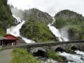 Norwegen-Brücke über Latefossen-Zwillingswasserfall